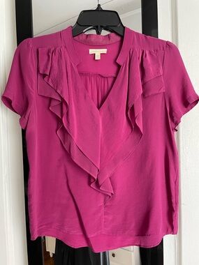 silence + noise short sleeve silk shirt  in fuschia vneck ruffle size small